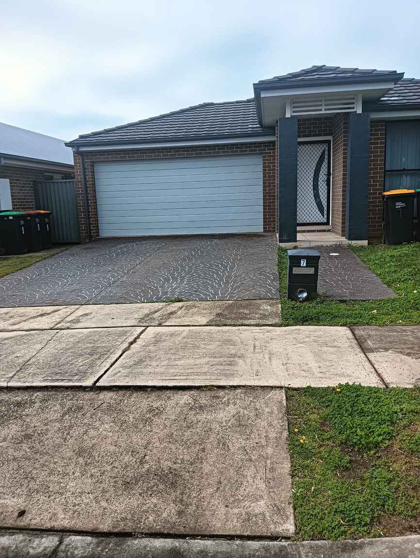 7 Holly Crescent Jordan Springs